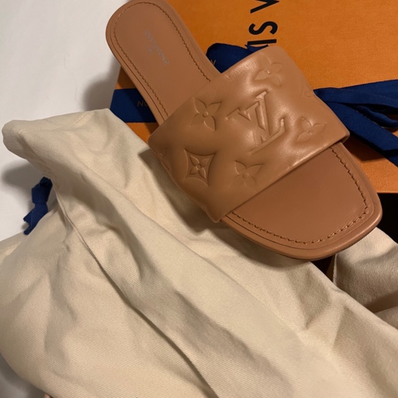 Cream LV slides - Picture 2 of 5